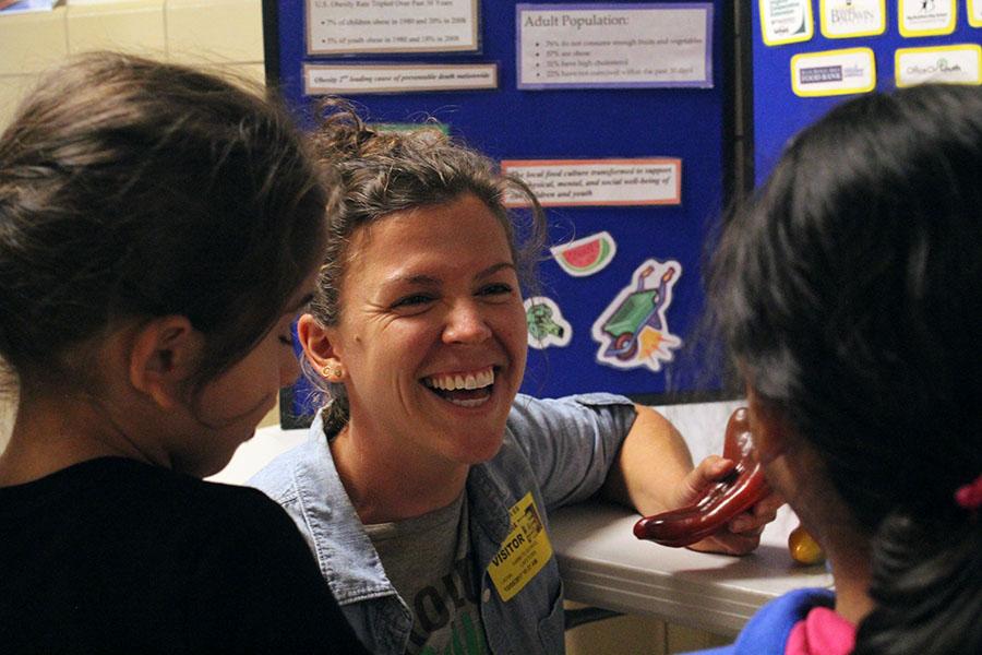 Laura+Smith+teaches+students+about+where+their+peppers+come+from+and+their+nutritional+value.+%E2%80%9CPart+of+our+mission+has+to+do+with+food+access+and+nutrition%2C%E2%80%9D+Smith+said.+%E2%80%9C%5BWe+want+to%5D+teach+them+a+little+bit+about+where+their+food+comes+from+and+what+it+means+to+eat+healthy+foods.%E2%80%9D
