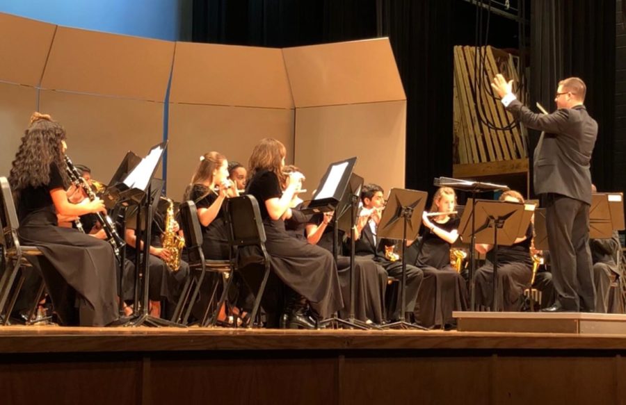Band+director+Daniel+Upton+conducts+the+concert+band+during+their+performance+of+Gabriel+Musella+and+Rick+Rodriguez%27s+%22Don+Ricardo%22+at+the+annual+spring+band+concert.+